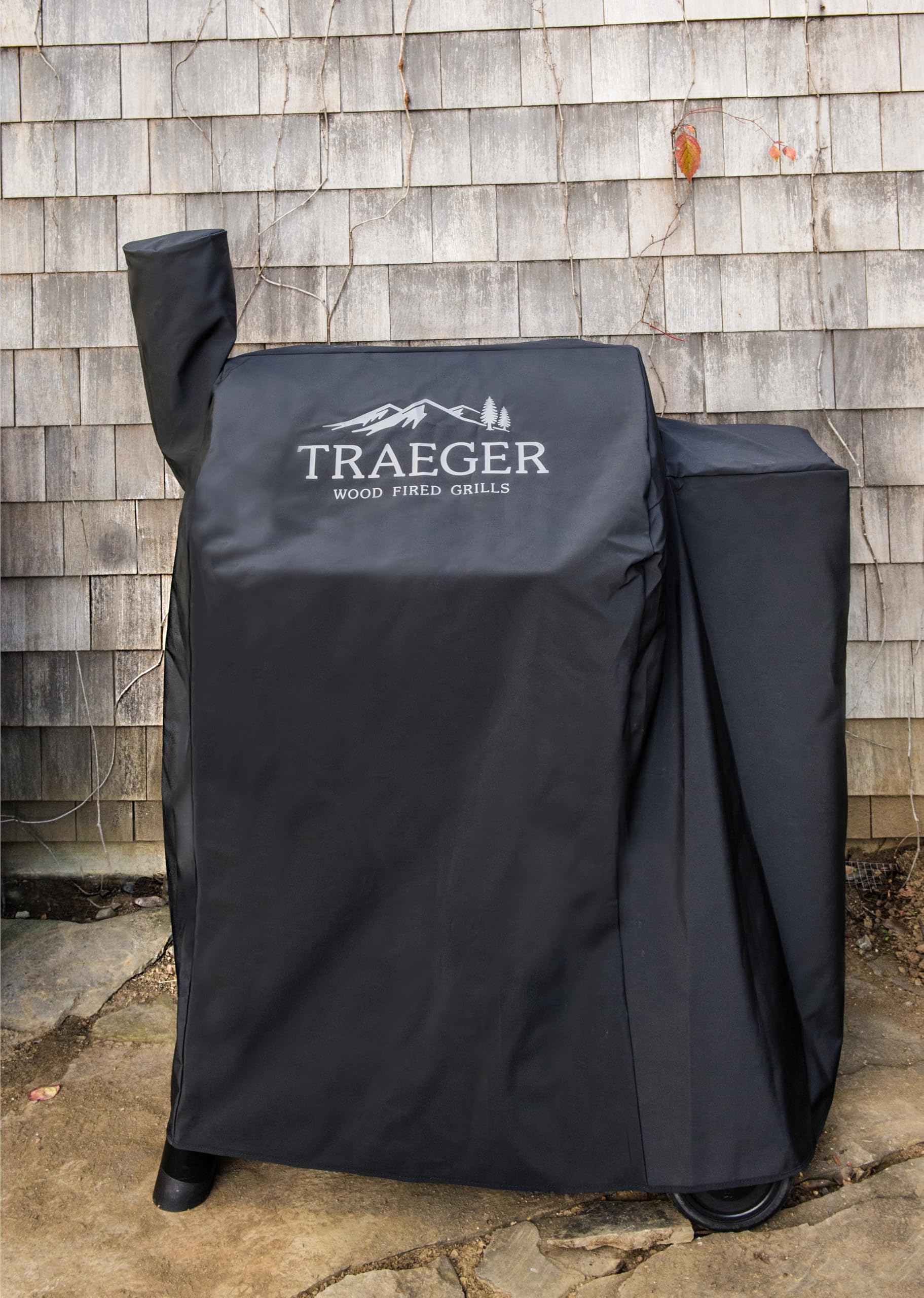 Traeger funda puesta en parrilla exterior protegiendo contra elementos