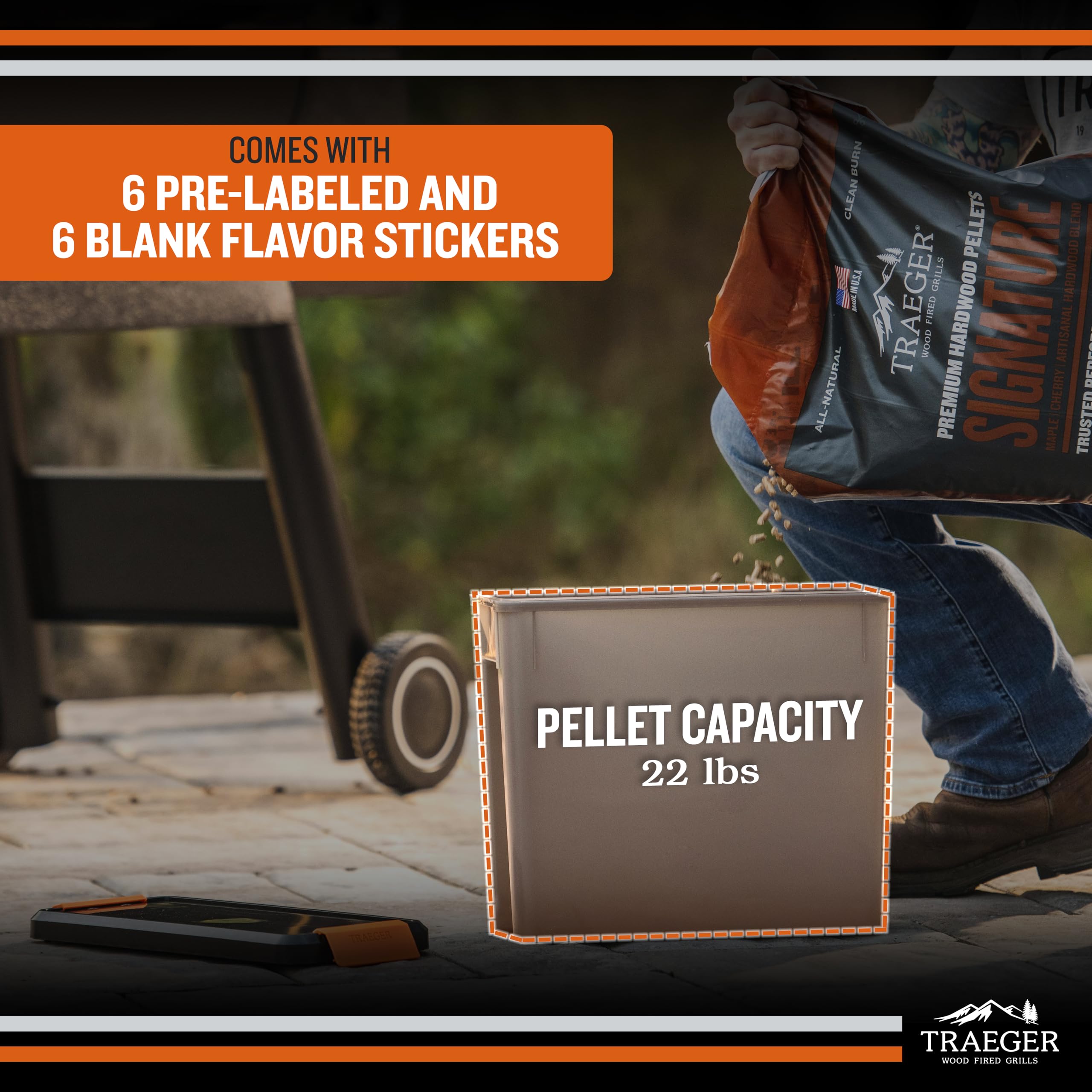 Traeger interior vacío que evidencia la capacidad de 22 lb para pellets