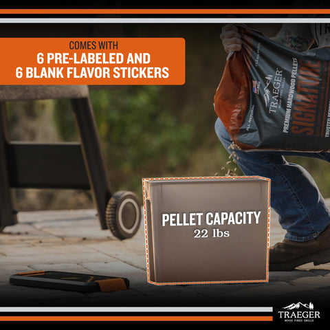 Traeger interior vacío que evidencia la capacidad de 22 lb para pellets