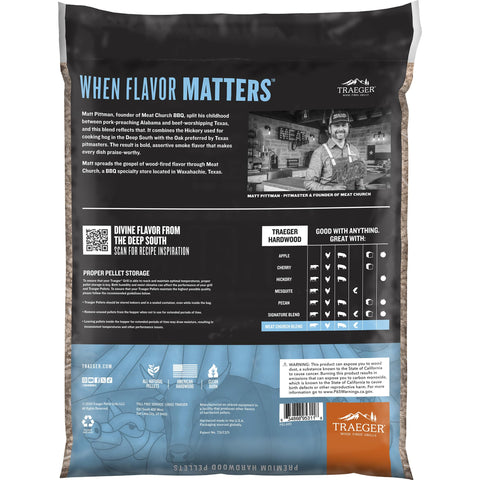Traeger primer plano de pellets Hickory y Oak con combustión limpia