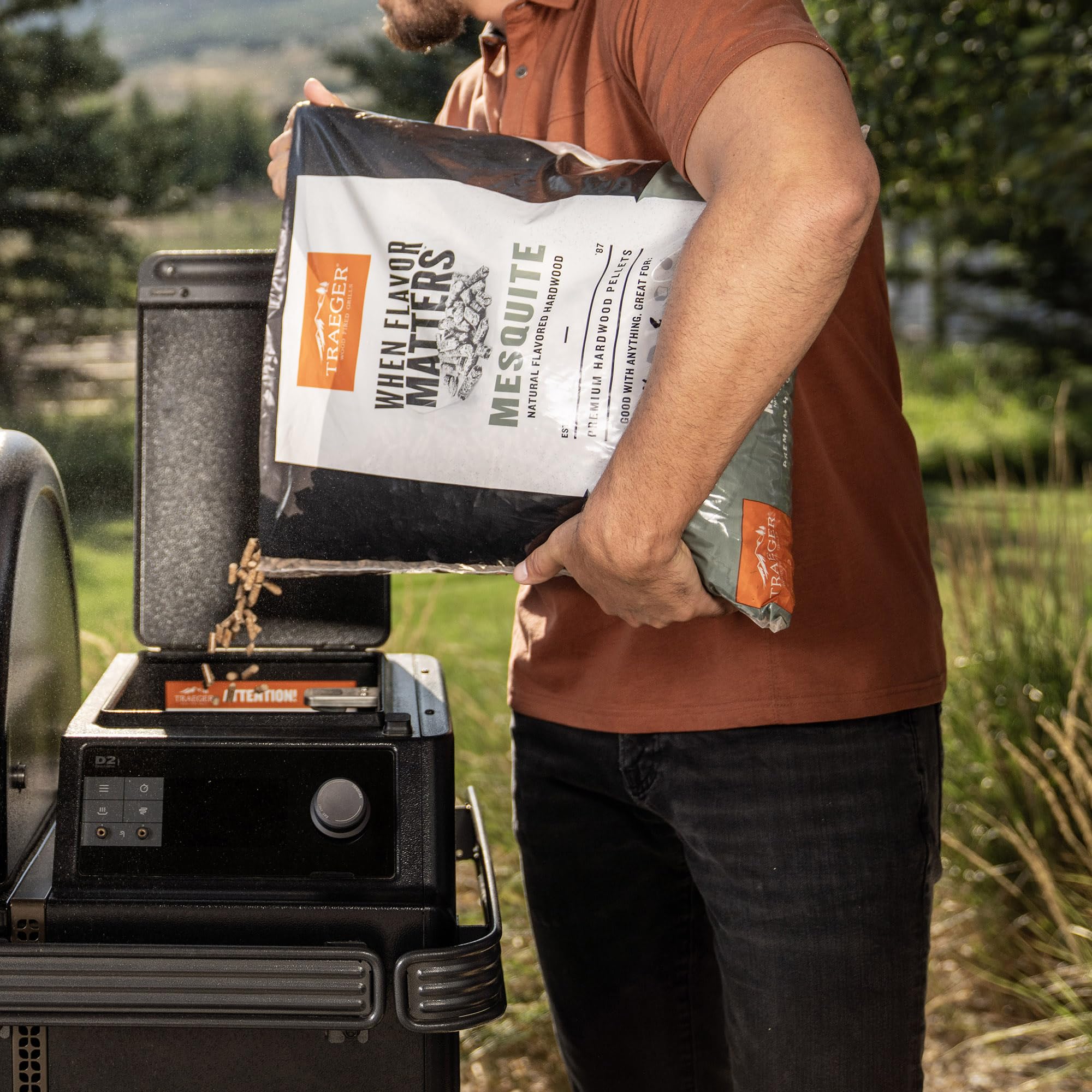 Traeger costillas asadas con pellets mesquite realzando sabor ahumado