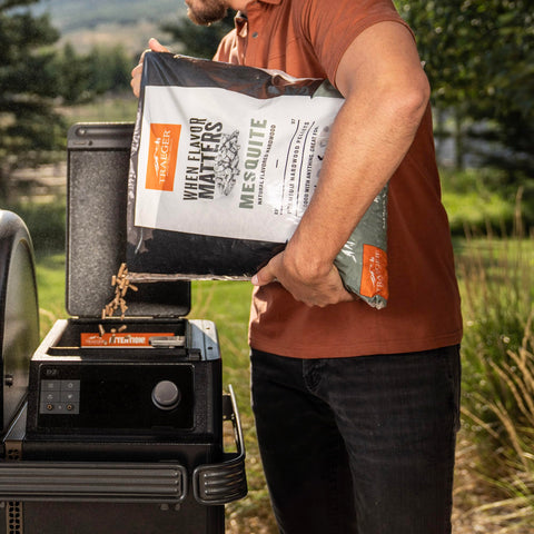 Traeger costillas asadas con pellets mesquite realzando sabor ahumado