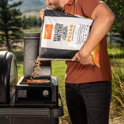 Traeger pellets pecan junto a corte asado resaltando sabor ahumado realzado