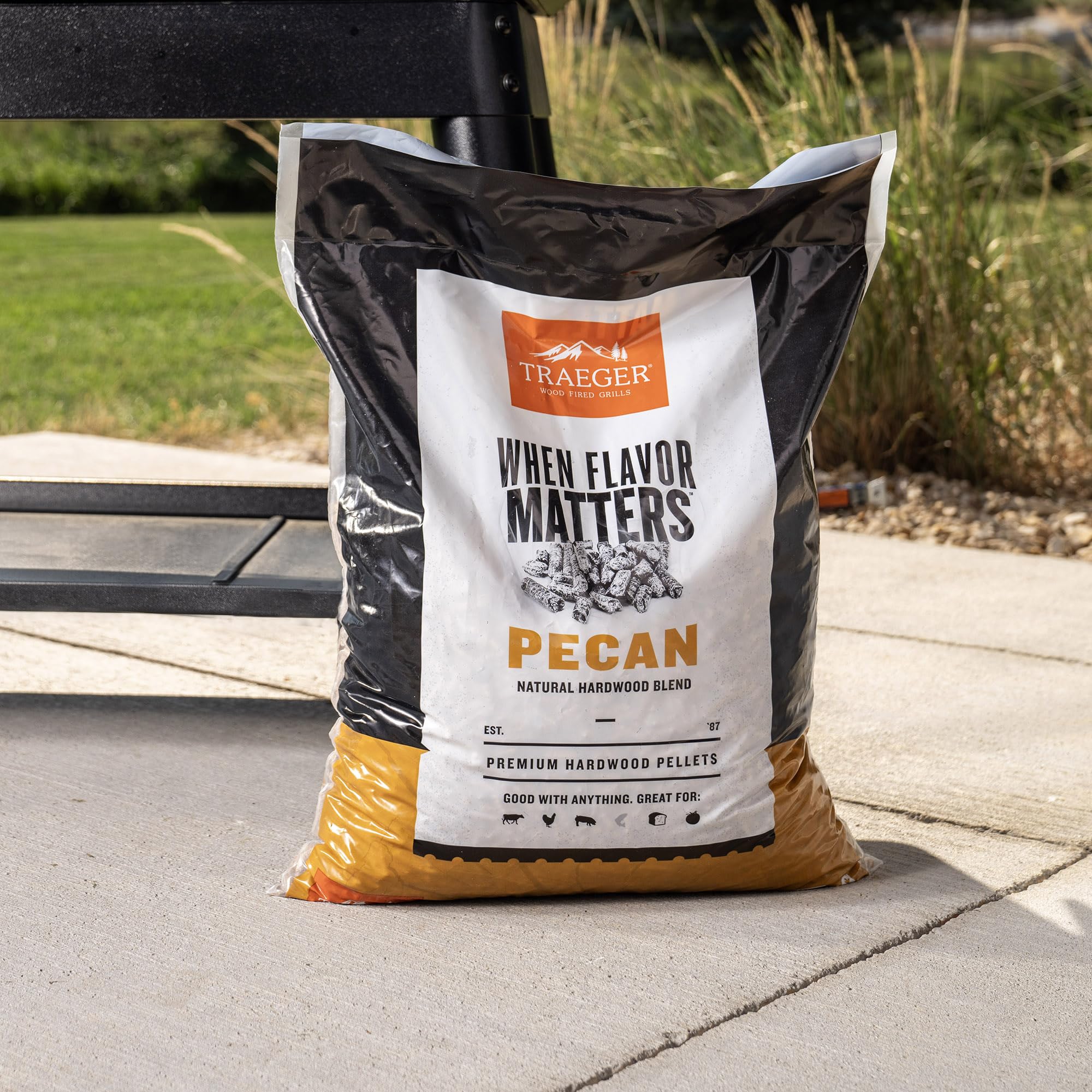 Traeger pellets pecan dentro de tolva en parrilla demostrando alimentación fiable