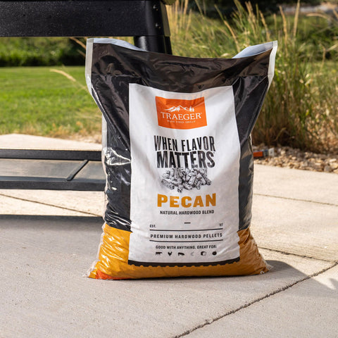 Traeger pellets pecan dentro de tolva en parrilla demostrando alimentación fiable