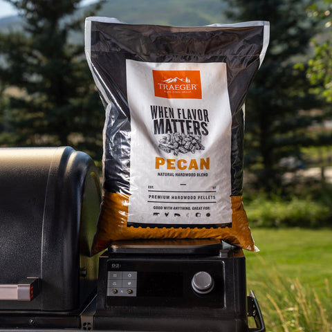 Traeger bolsa 18 lb de pellets pecan comparada para apreciar tamaño y cantidad