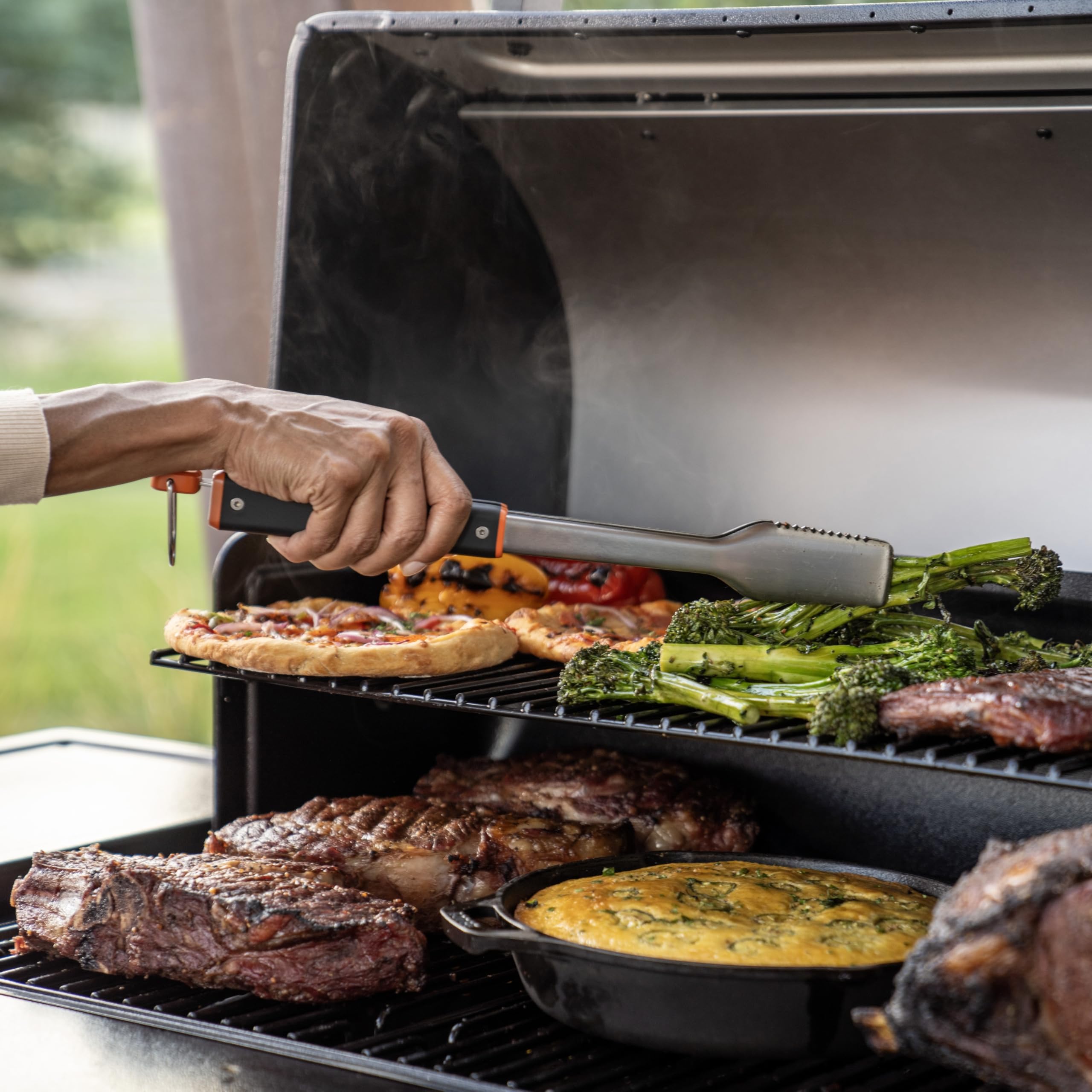 Traeger pinzas detalle dientes serrados para mejor agarre de alimentos
