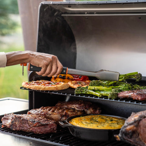 Traeger pinzas detalle dientes serrados para mejor agarre de alimentos