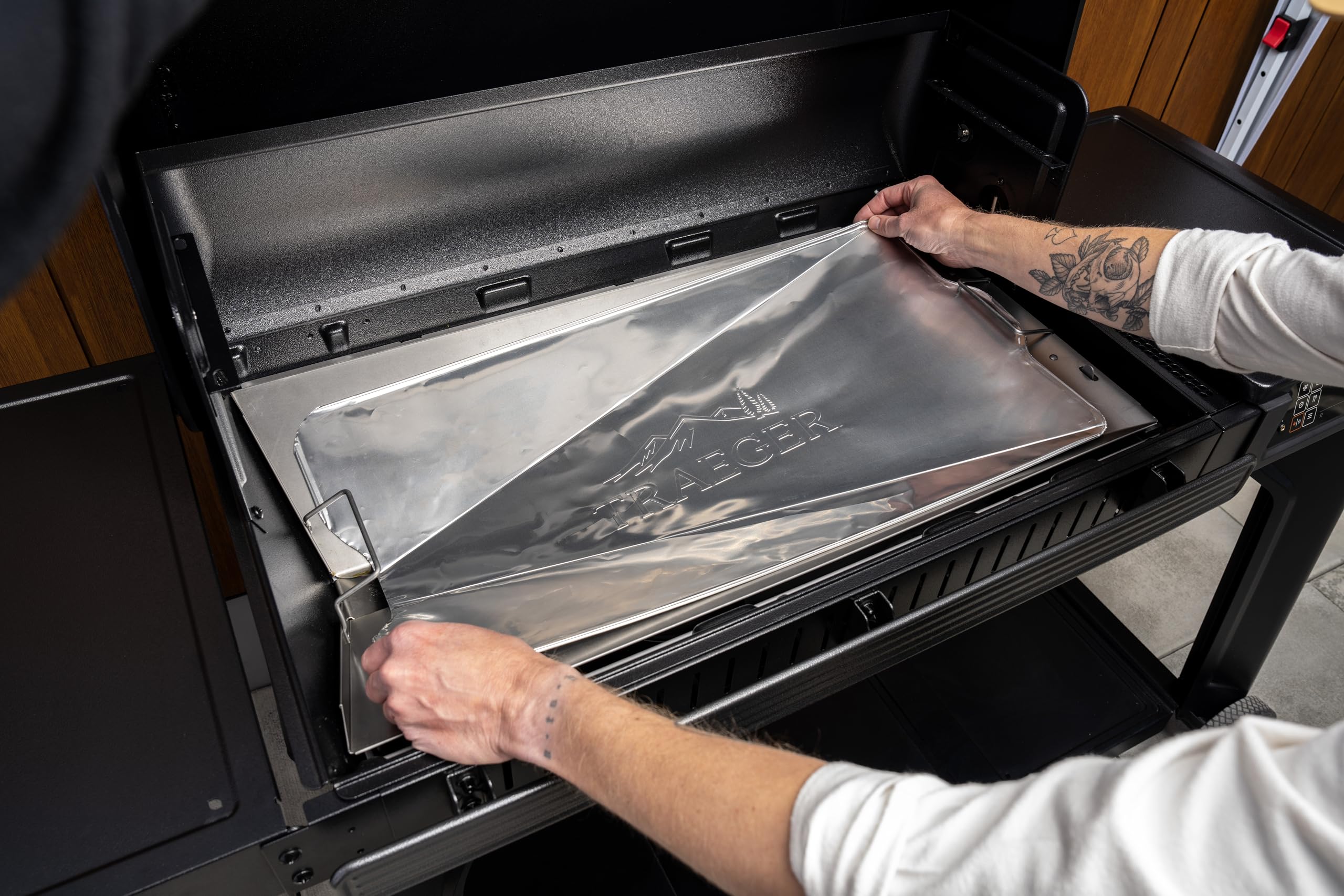 Traeger detalle textura aluminio resistente al calor para limpieza fácil