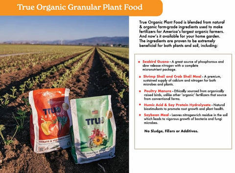 True Organic esparcido sobre suelo ayudando a mejorar estructura y fertilidad