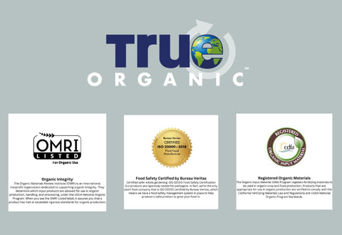 True Organic detalle de etiqueta con NPK 3-2-2, certificado OMRI y sello CDFA