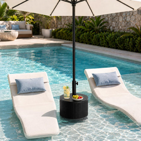 Trygoal mesa colocada junto a piscina ofreciendo comodidad para bebidas