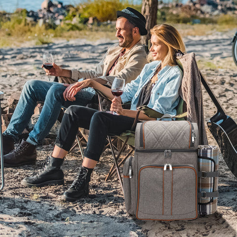 TwentyNext pareja llevando la mochila cómoda y manos libres