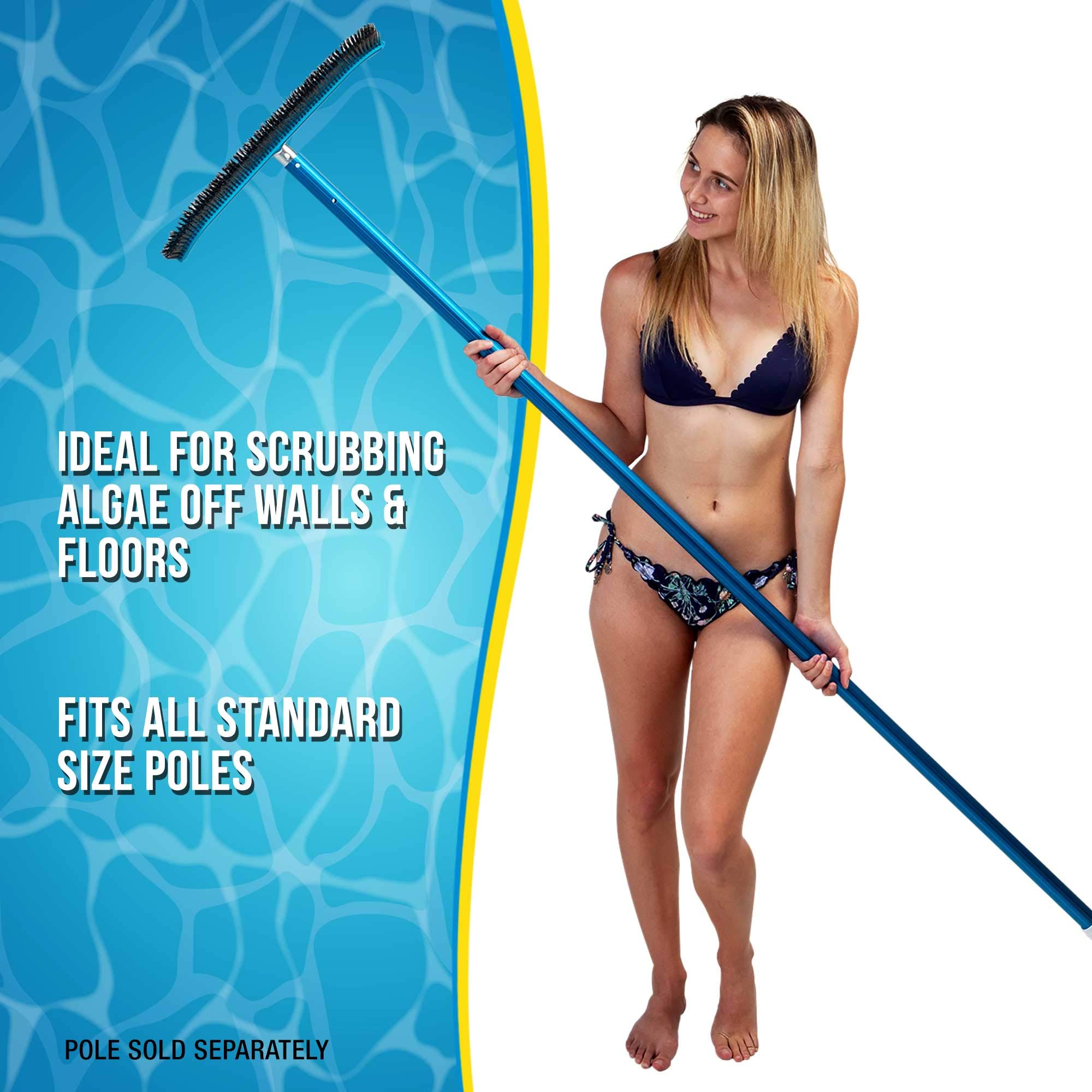 U.S. Pool Supply cepillo en uso frotando azulejos, limpia manchas rápido