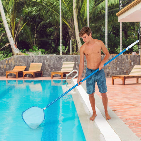 U.S. Pool Supply en uso con palo telescópico conectando fácil y seguro
