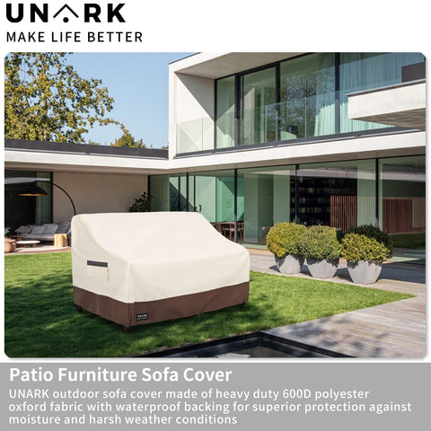 UNARK funda en uso sobre sofá en patio mostrando protección