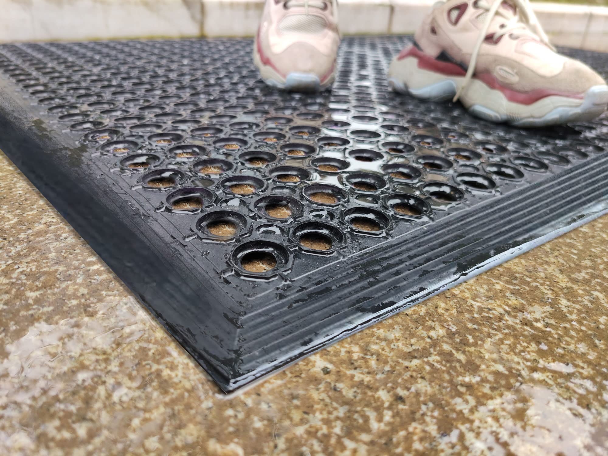 Uniboho alfombra siendo enjuagada con manguera para limpieza fácil