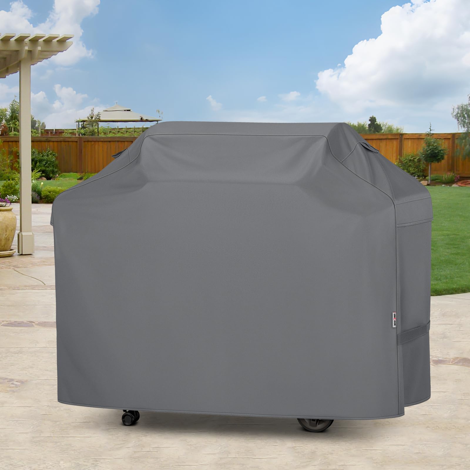Unicook funda instalada en jardín ofreciendo protección y estética exterior