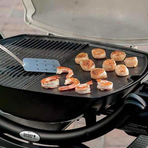 Comparación de tamaño Uniflasy junto a la parrilla Weber Q para visualizar cobertura parcial
