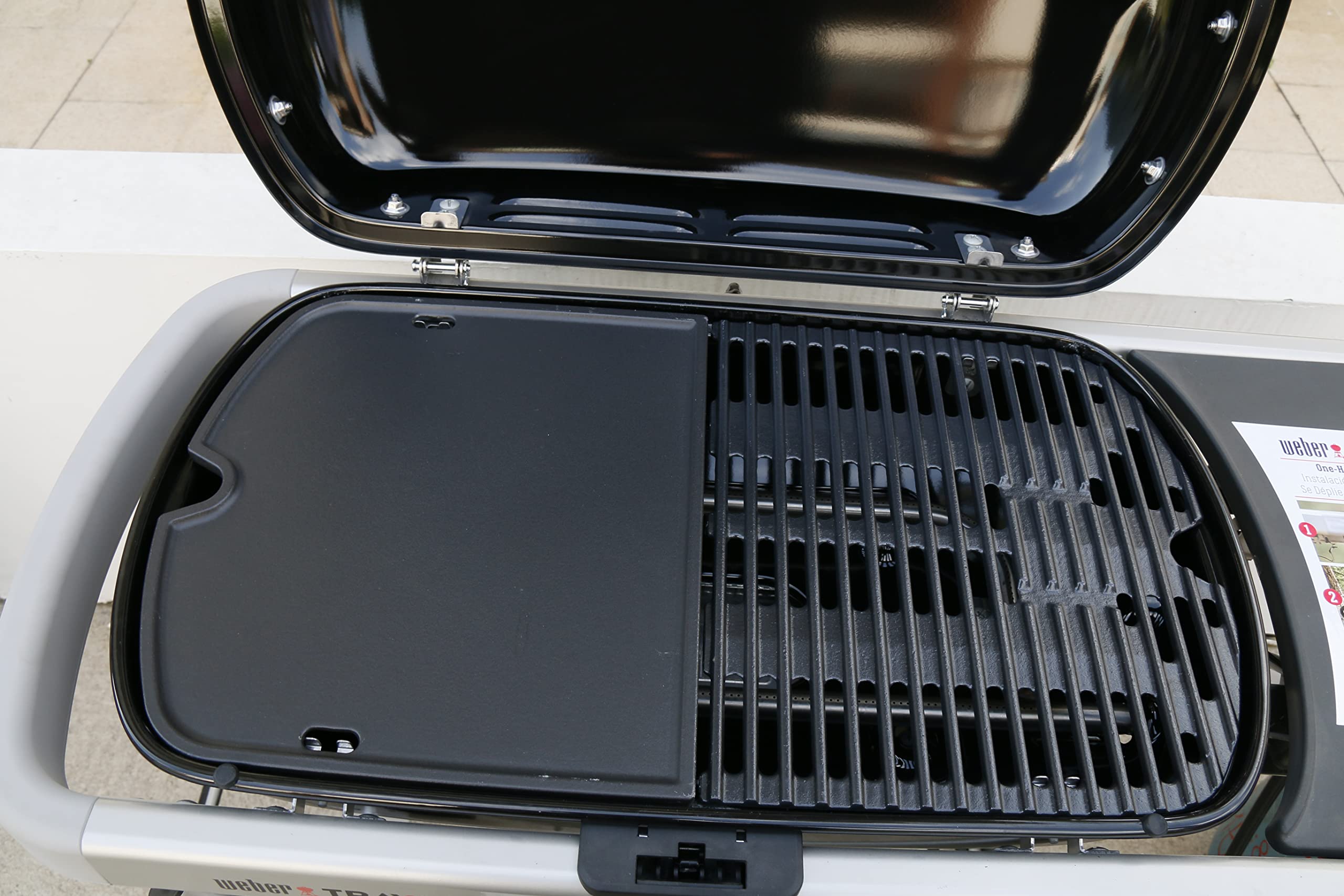 Plancha Uniflasy en camping sobre Weber Traveler, ideal para cocinar al aire libre