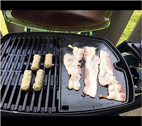 Clips de soporte Uniflasy instalados asegurando la plancha dentro de la parrilla Weber Q