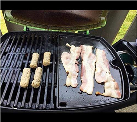 Clips de soporte Uniflasy instalados asegurando la plancha dentro de la parrilla Weber Q