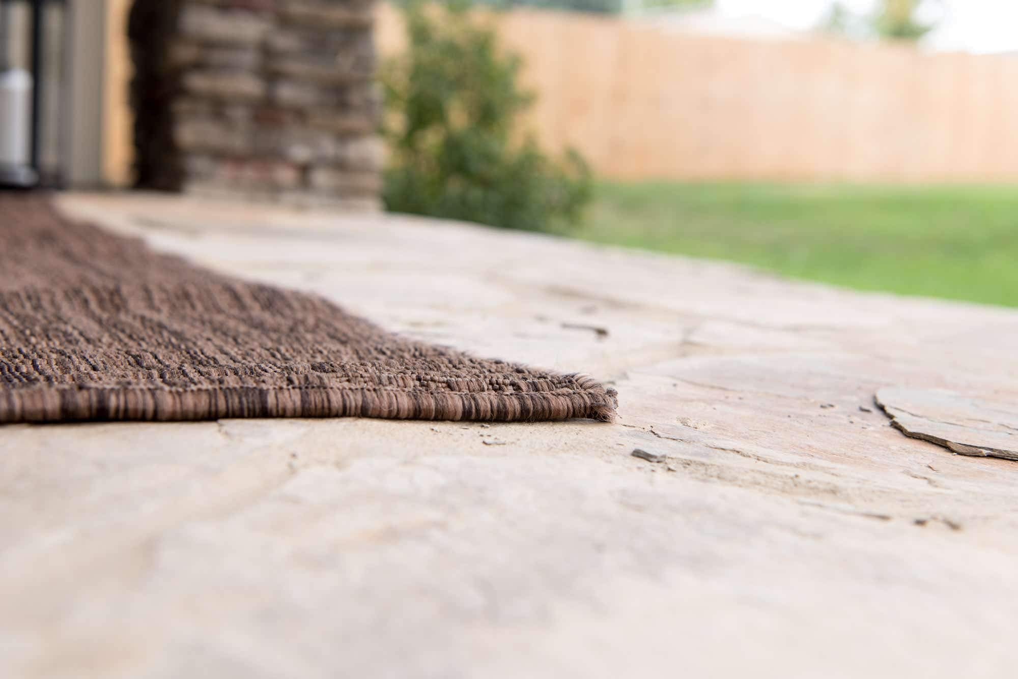 Unique Loom alfombra colocada en patio cubierto, añade confort exterior protegido