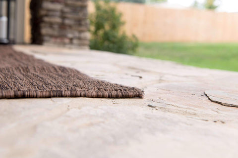 Unique Loom alfombra colocada en patio cubierto, añade confort exterior protegido