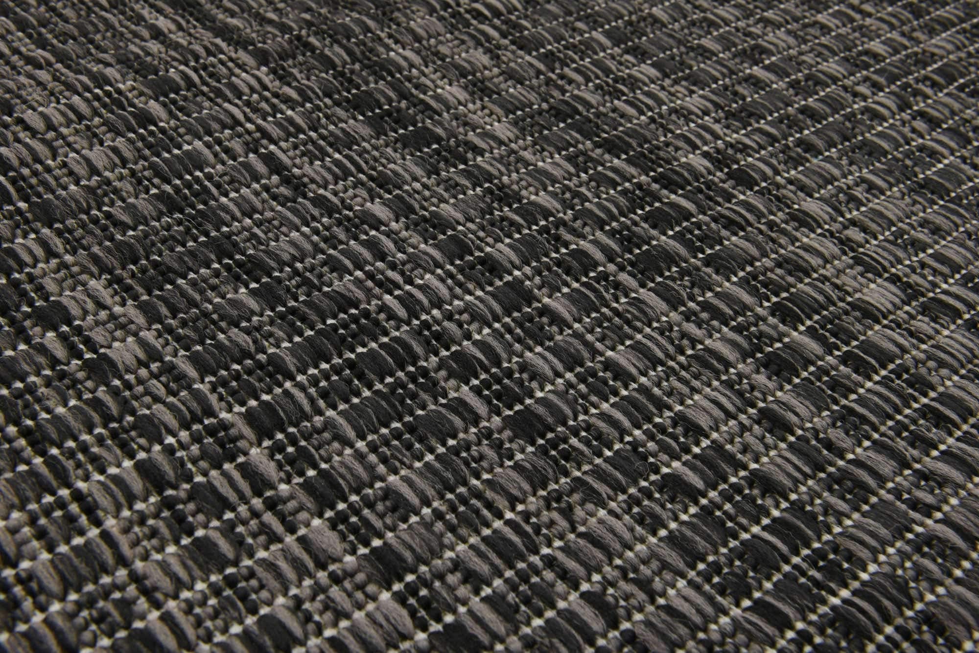 Unique Loom comparación de tamaño con muebles para referencia de escala