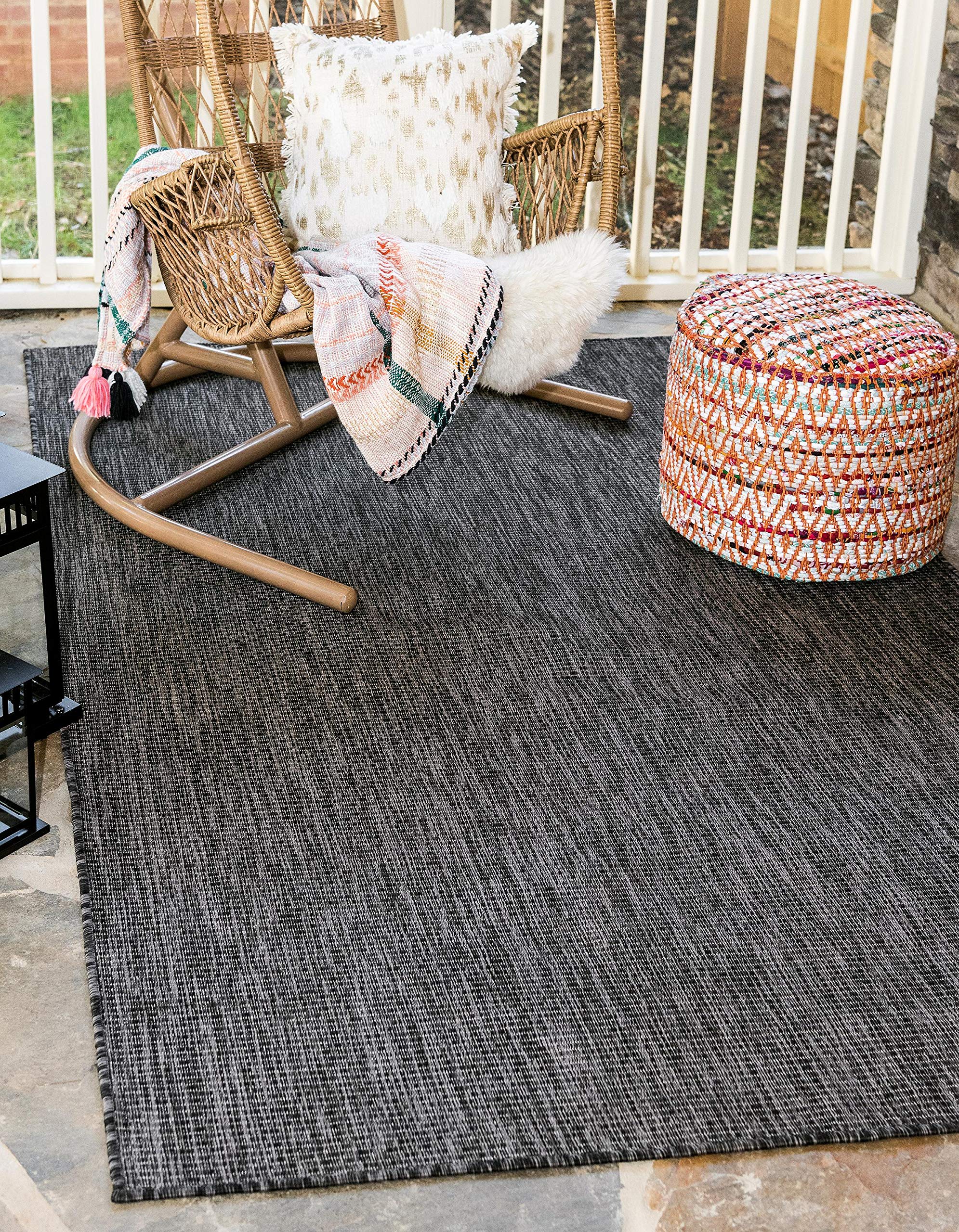 Unique Loom alfombra en patio cubierto añadiendo confort exterior