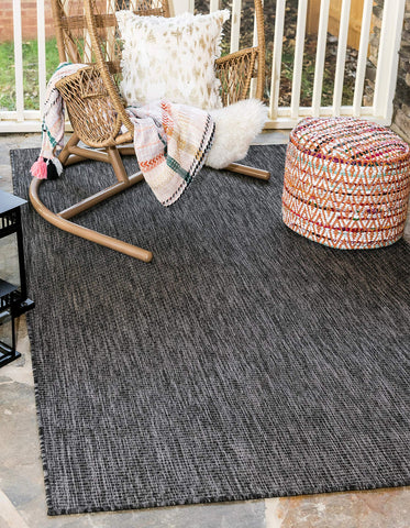 Unique Loom alfombra en patio cubierto añadiendo confort exterior