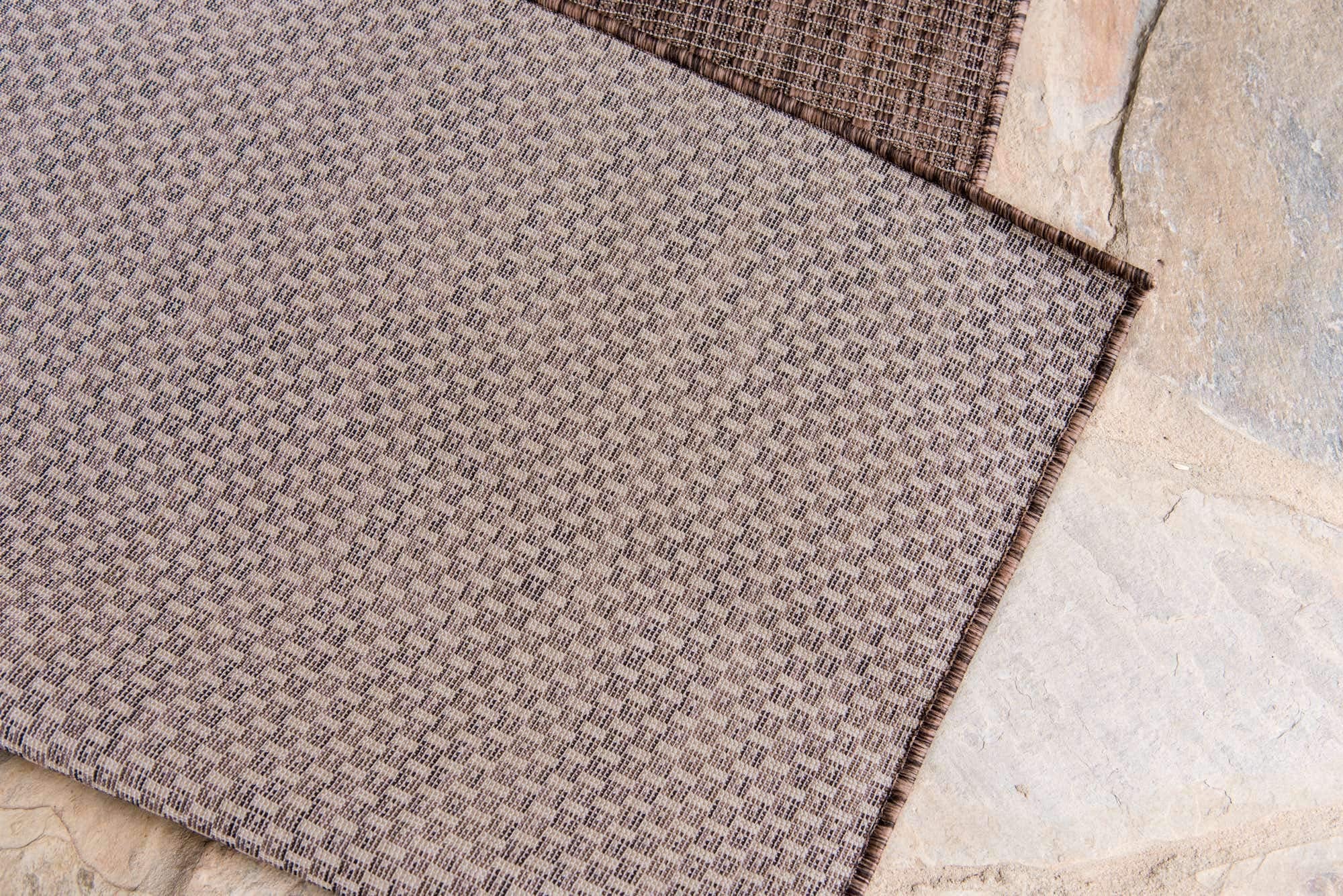 Unique Loom escala junto a sofá para tamaño 4'1"x6'1", ayuda a elegir espacio