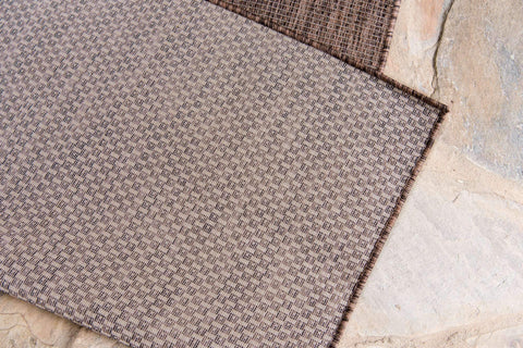 Unique Loom escala junto a sofá para tamaño 4'1"x6'1", ayuda a elegir espacio