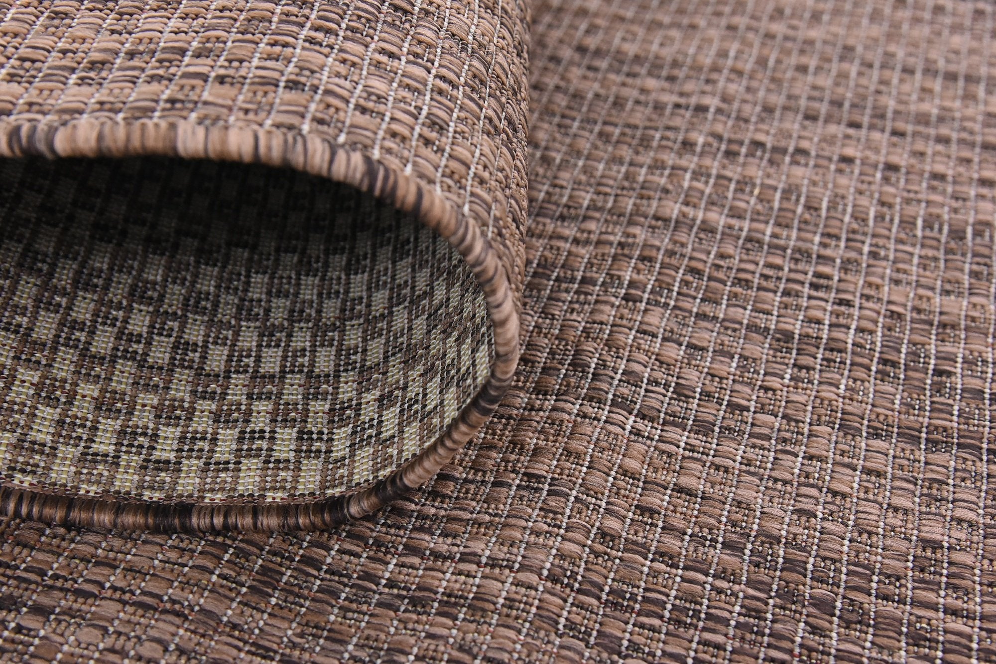 Unique Loom en sala moderna combinando con muebles, estilo neutro versátil