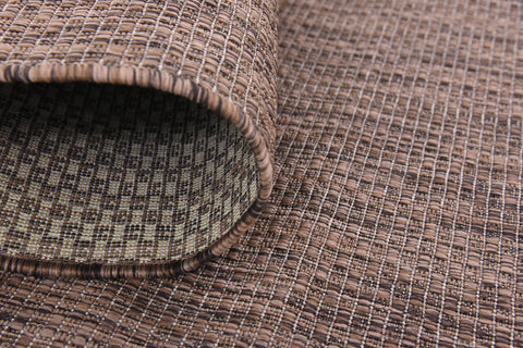 Unique Loom en sala moderna combinando con muebles, estilo neutro versátil