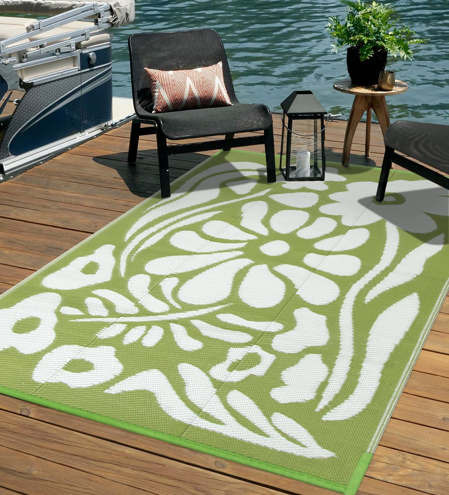Uphome alfombra extendida en RV durante camping, facilita confort exterior