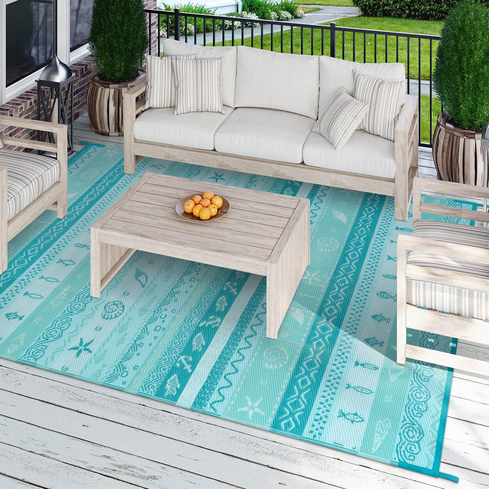 Uphome alfombra junto a piscina ofreciendo superficie seca y fácil limpieza