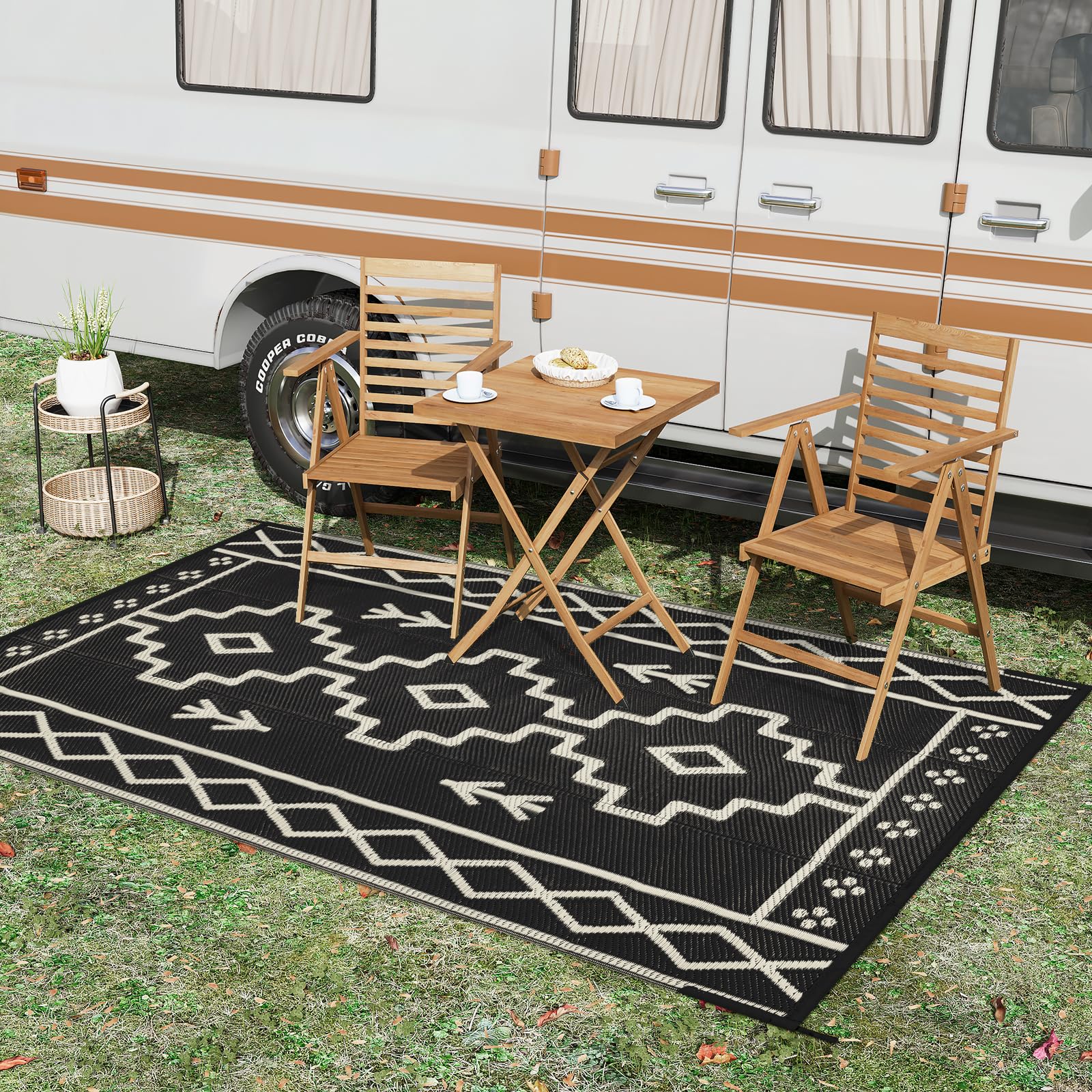 Uphome alfombra junto a mesa y sillas indicando tamaño y cobertura útil