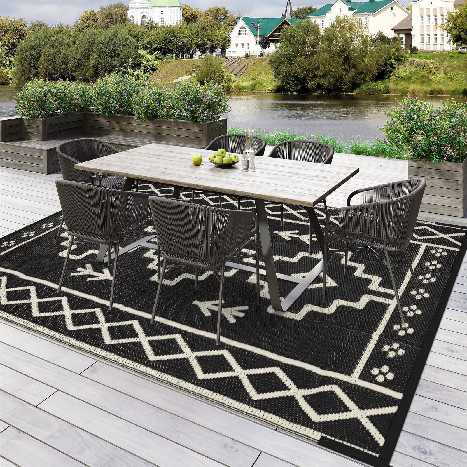 Uphome alfombra colocada en RV deck protege y decora el espacio