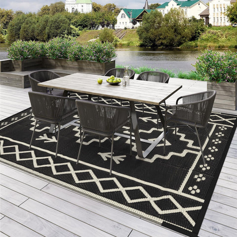 Uphome alfombra colocada en RV deck protege y decora el espacio