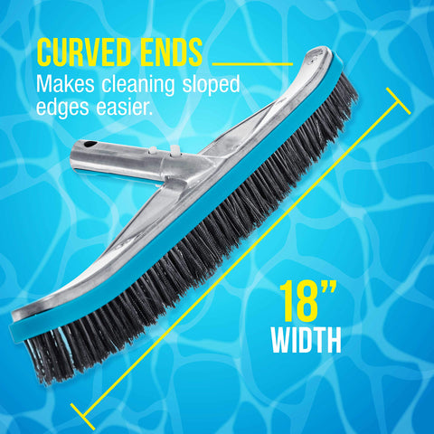 U.S. Pool Supply cepillo en uso en pared eliminando depósitos visibles