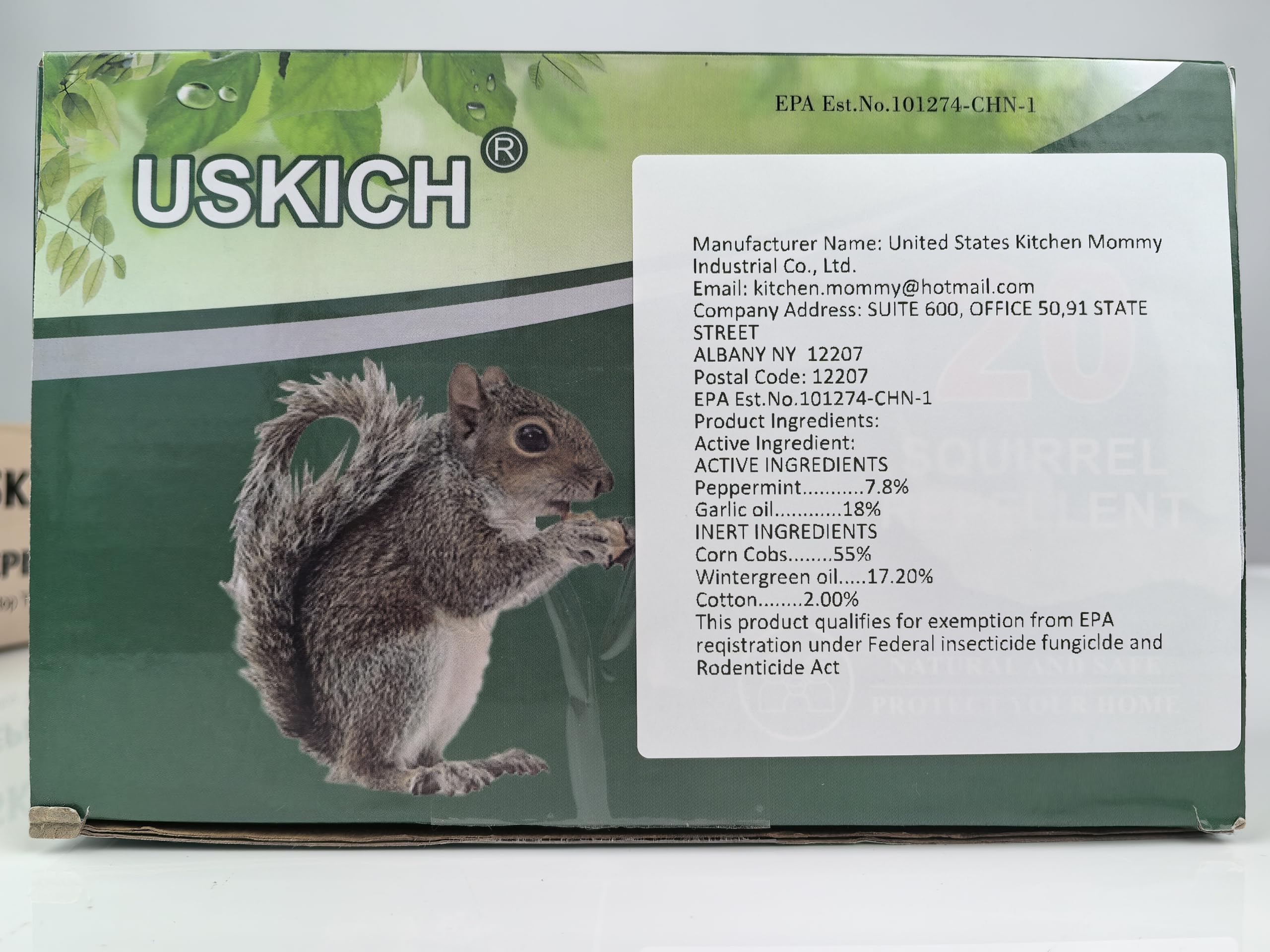 USKICH escena de jardín con bolas colocadas alrededor de plantas y comedero