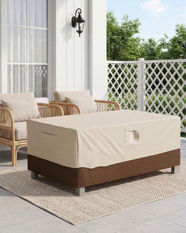 Vailge estilo de vida en terraza con funda protegiendo mobiliario