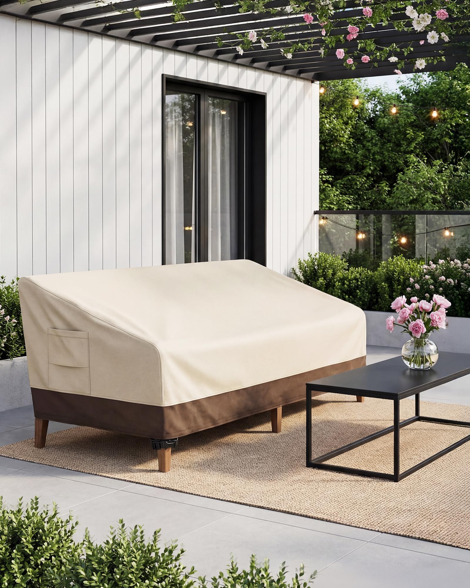 Vailge funda en patio protegiendo muebles de polvo y UV