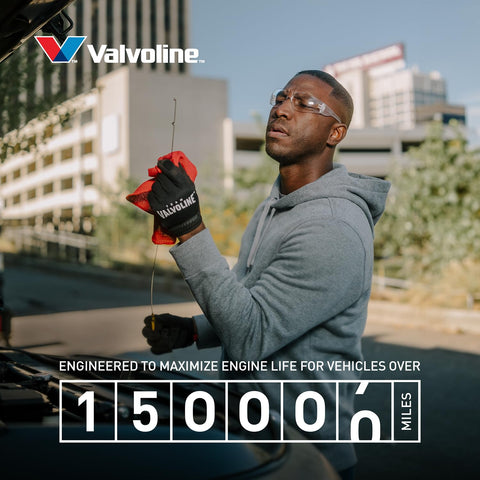 Valvoline envase en mano para comparar tamaño y facilidad de uso