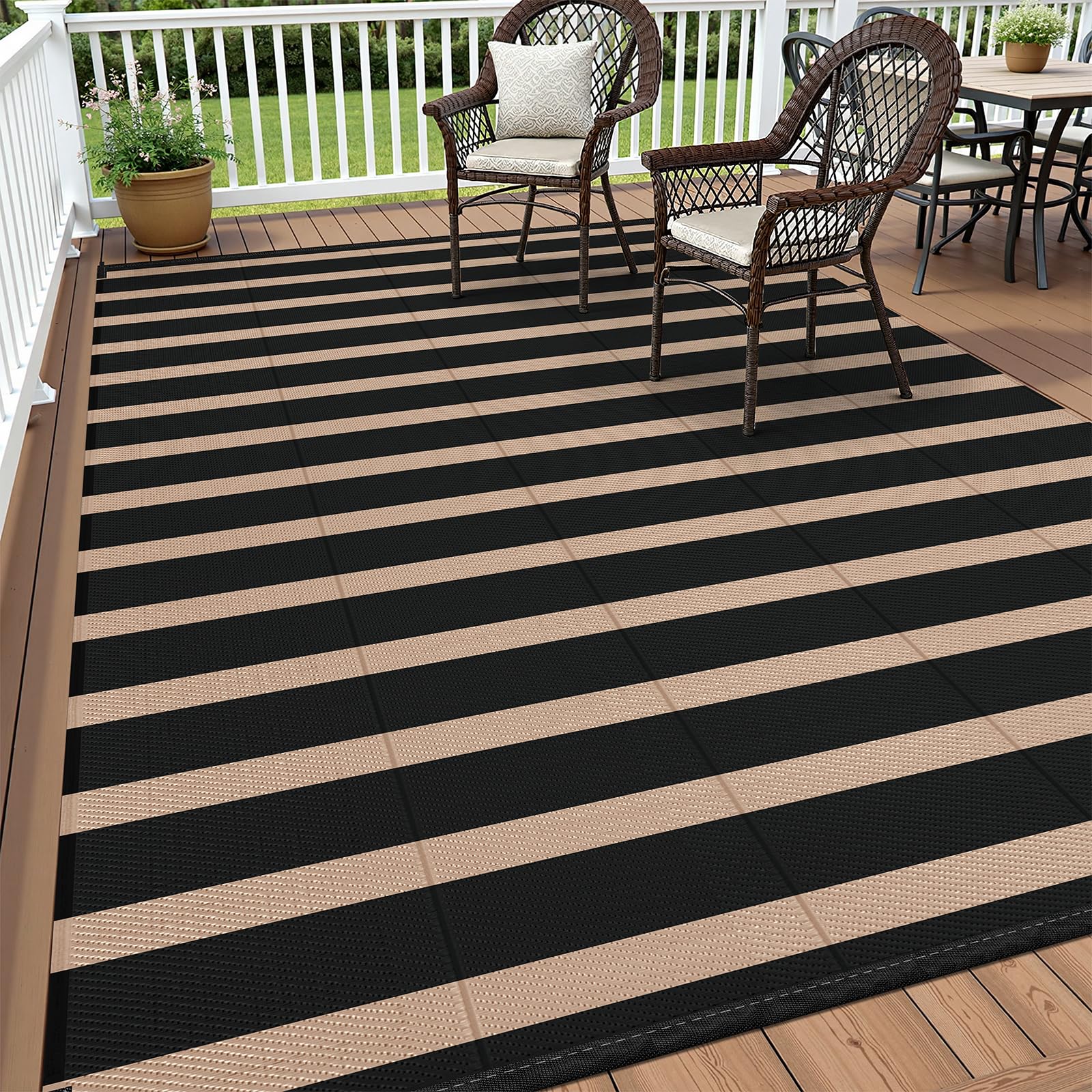 Vaukki alfombra frontal mostrando rayas negro y beige y estilo moderno