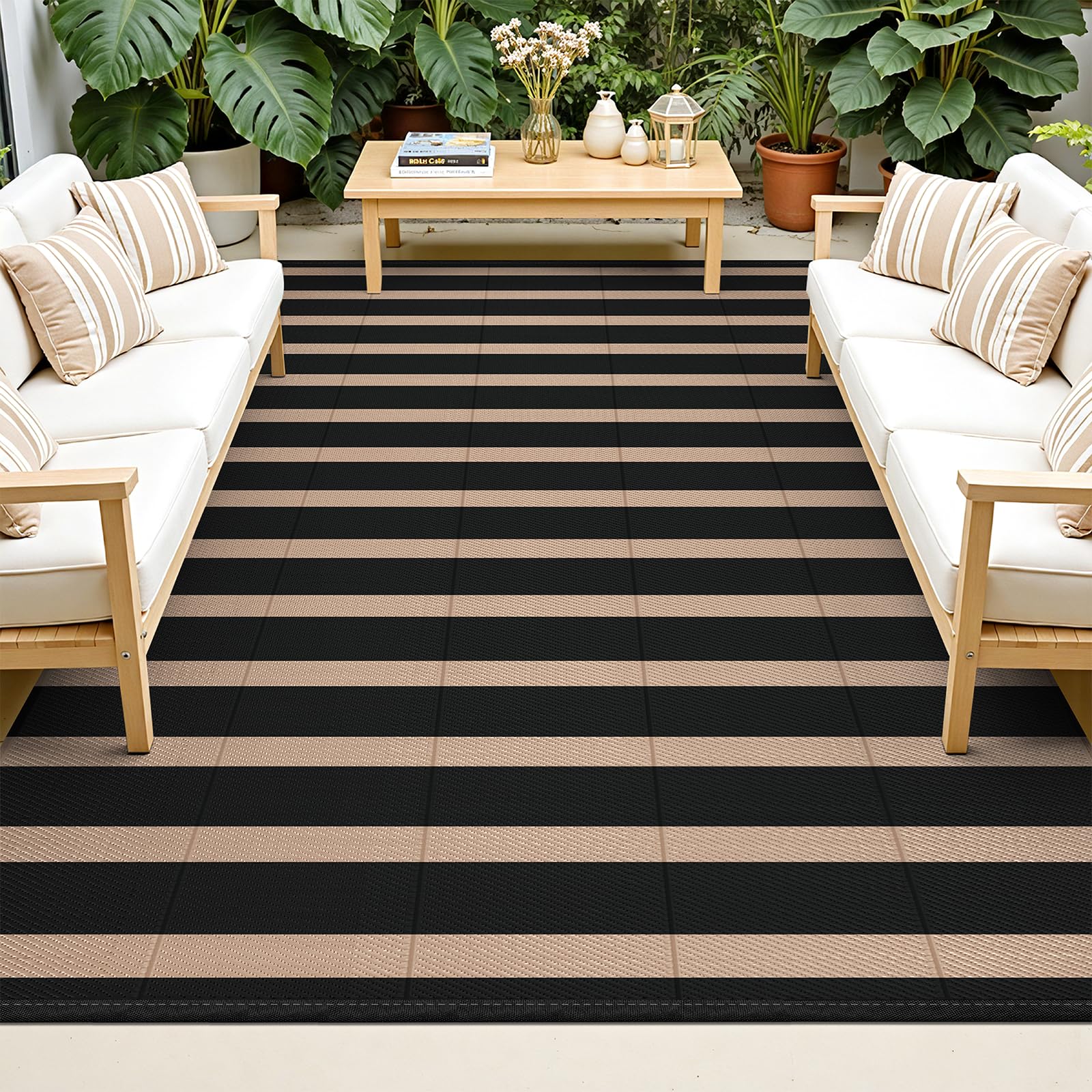 Vaukki alfombra exterior frontal mostrando rayas negro y beige y superficie impermeable