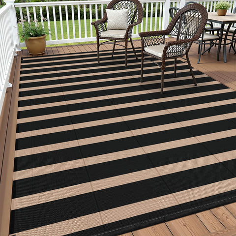 Vaukki alfombra frontal mostrando rayas negro y beige y estilo moderno