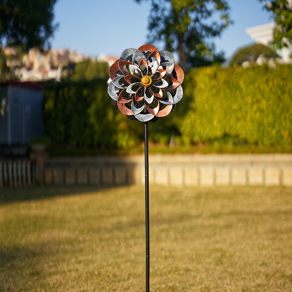 VEWOGARDEN escultura instalada en jardín embelleciendo el paisaje