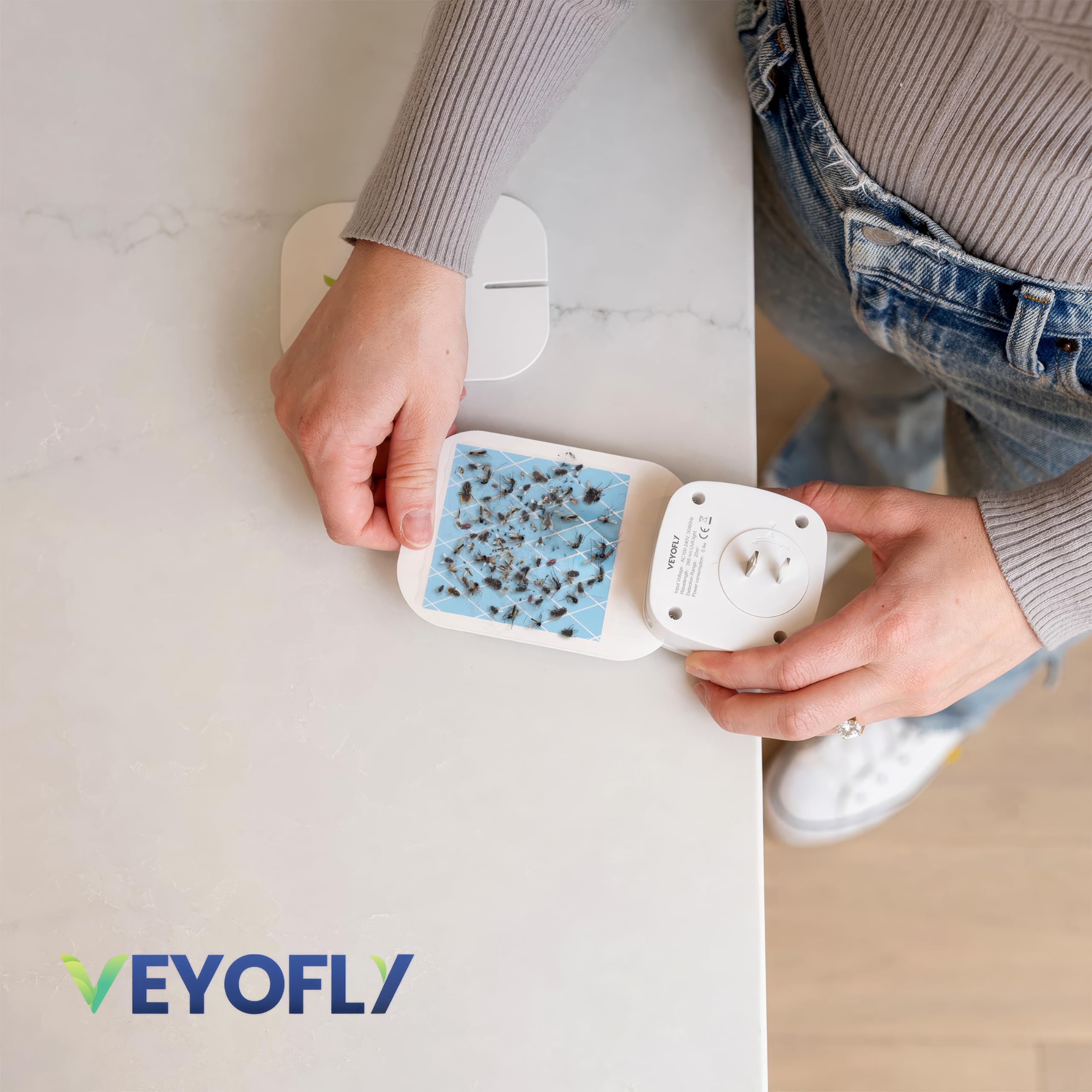 VEYOFLY manos cambiando una placa para mantenimiento rápido y sin desorden